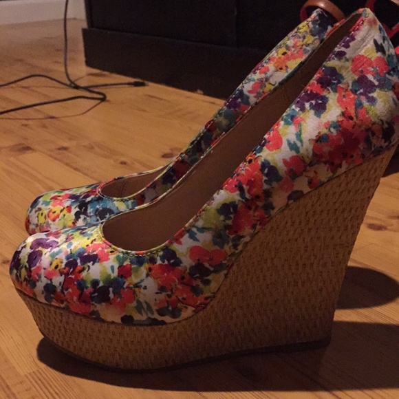 Floral wedges - Picture 1 of 2